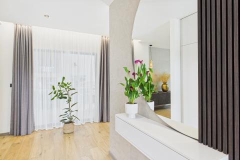 Rovinj, okolica - nova kuća 291 m2 s preljevnim bazenom na okućnici od 1180m2 