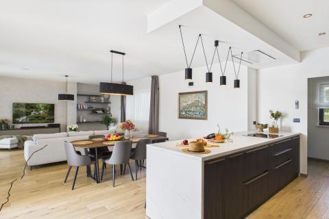 Rovinj, okolica - nova kuća 291 m2 s preljevnim bazenom na okućnici od 1180m2 