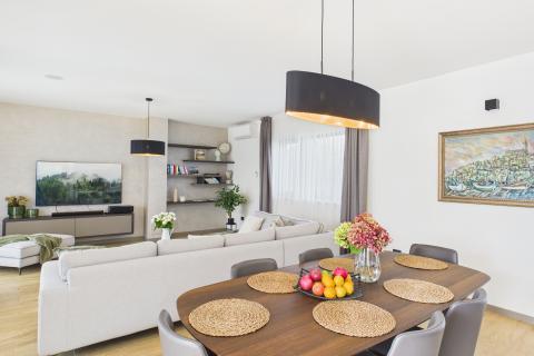 Rovinj, okolica - nova kuća 291 m2 s preljevnim bazenom na okućnici od 1180m2 