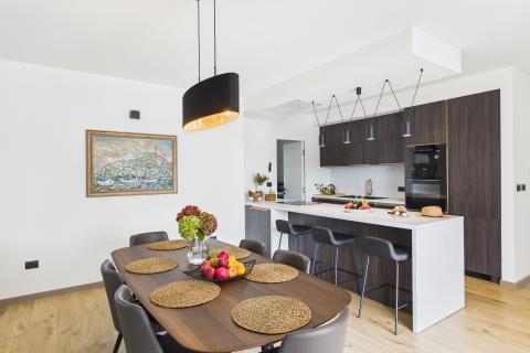 Rovinj, okolica - nova kuća 291 m2 s preljevnim bazenom na okućnici od 1180m2 