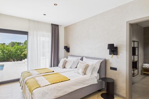 Rovinj, okolica - nova kuća 291 m2 s preljevnim bazenom na okućnici od 1180m2 