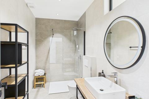 Rovinj, okolica - nova kuća 291 m2 s preljevnim bazenom na okućnici od 1180m2 