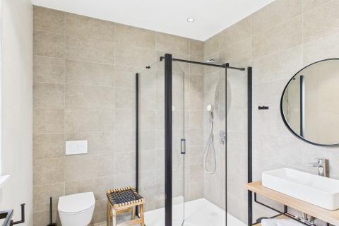 Rovinj, okolica - nova kuća 291 m2 s preljevnim bazenom na okućnici od 1180m2 