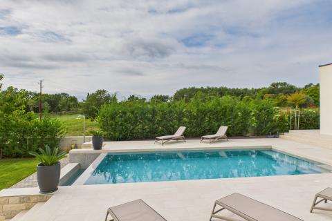 Rovinj, okolica - nova kuća 291 m2 s preljevnim bazenom na okućnici od 1180m2 