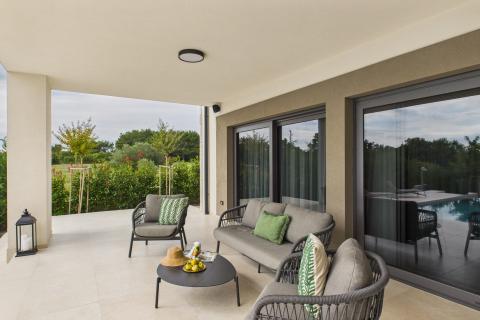 Rovinj, okolica - nova kuća 291 m2 s preljevnim bazenom na okućnici od 1180m2 