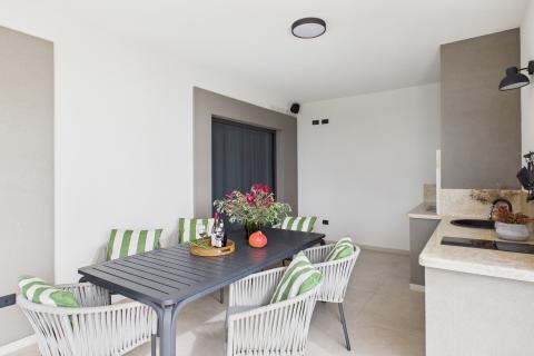 Rovinj, okolica - nova kuća 291 m2 s preljevnim bazenom na okućnici od 1180m2 