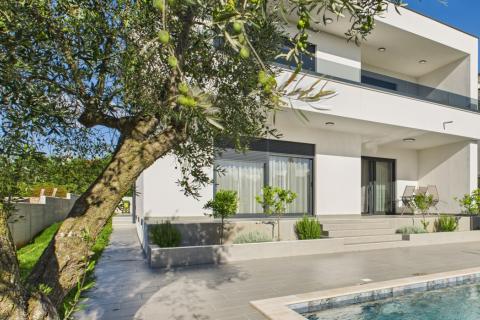 Istra, Rovinjsko Selo, moderna obiteljska kuća s bazenom