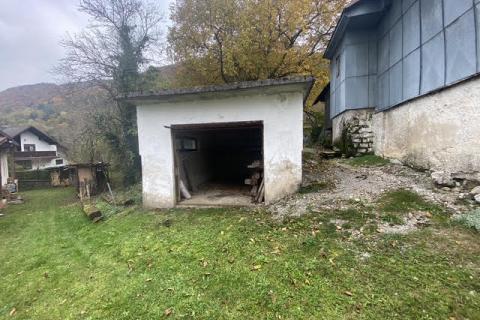 Skrad - dvojna kuća sa dva stana, 635m2 i okućnicom 85m2