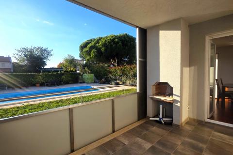 Istra,Novigrad-Dvosobni stan u prizemlju s vrtom i bazenom