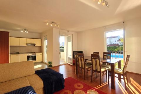 Istra,Novigrad-Dvosobni stan u prizemlju s vrtom i bazenom