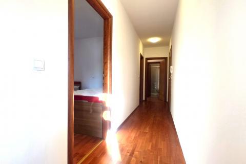 Istra,Novigrad-Dvosobni stan u prizemlju s vrtom i bazenom