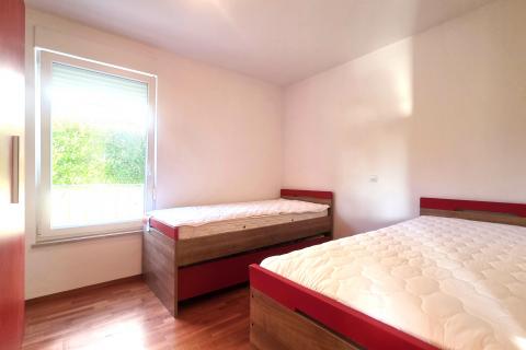 Istra,Novigrad-Dvosobni stan u prizemlju s vrtom i bazenom