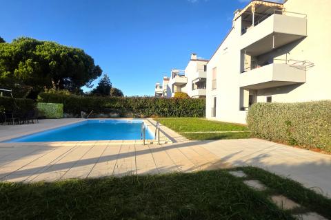 Istra,Novigrad-Dvosobni stan u prizemlju s vrtom i bazenom