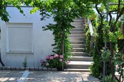 Grad Krk - jednosoban stan s okućnicom