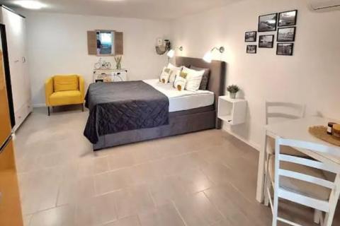 Grad Krk - jednosoban stan s okućnicom