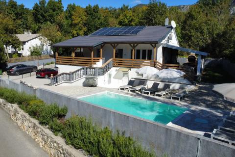 Crikvenica, Grižane  samostojeća vila s dva apartmana, pomoćnom kućom i infinity bazenom