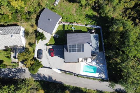 Crikvenica, Grižane  samostojeća vila s dva apartmana, pomoćnom kućom i infinity bazenom