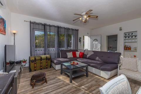 Crikvenica, Grižane  samostojeća vila s dva apartmana, pomoćnom kućom i infinity bazenom