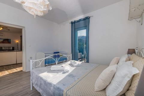 Crikvenica, Grižane  samostojeća vila s dva apartmana, pomoćnom kućom i infinity bazenom