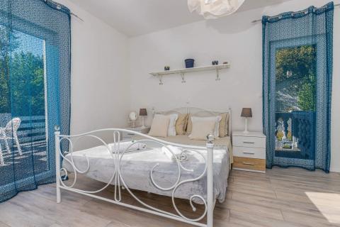 Crikvenica, Grižane  samostojeća vila s dva apartmana, pomoćnom kućom i infinity bazenom