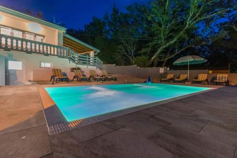 Crikvenica, Grižane  samostojeća vila s dva apartmana, pomoćnom kućom i infinity bazenom