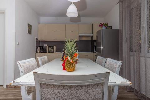 Crikvenica, Grižane  samostojeća vila s dva apartmana, pomoćnom kućom i infinity bazenom