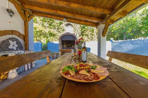 Crikvenica, Grižane  samostojeća vila s dva apartmana, pomoćnom kućom i infinity bazenom