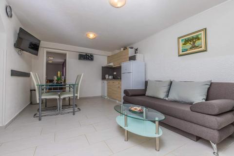 Crikvenica, Grižane  samostojeća vila s dva apartmana, pomoćnom kućom i infinity bazenom