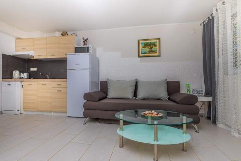 Crikvenica, Grižane  samostojeća vila s dva apartmana, pomoćnom kućom i infinity bazenom