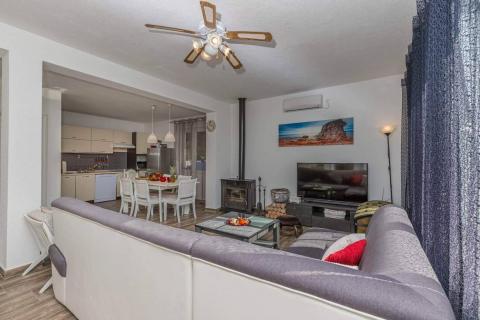 Crikvenica, Grižane  samostojeća vila s dva apartmana, pomoćnom kućom i infinity bazenom