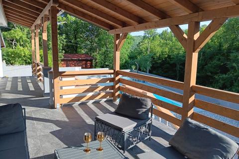 Crikvenica, Grižane  samostojeća vila s dva apartmana, pomoćnom kućom i infinity bazenom