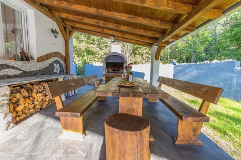 Crikvenica, Grižane  samostojeća vila s dva apartmana, pomoćnom kućom i infinity bazenom