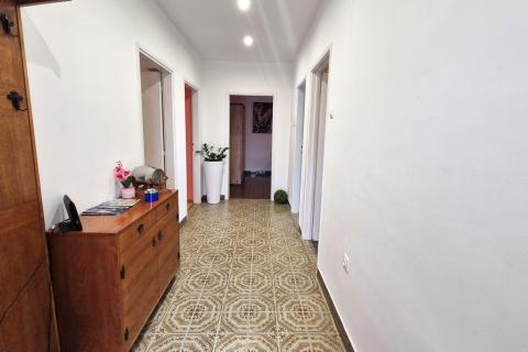 Pula, Kaštanjer – 120 m² Wohnung, Balkon, Ruhige Lage