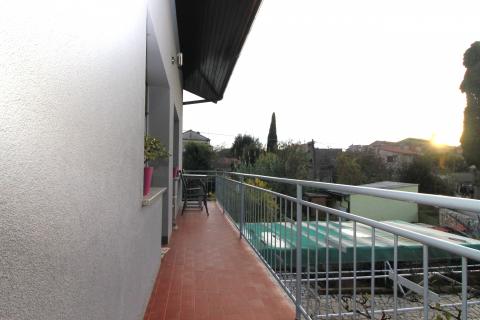 Pula, Kaštanjer – 120 m² Wohnung, Balkon, Ruhige Lage