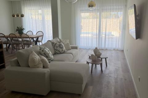 LOVRAN, Luksuzni dvoetažni stan s bazenom, 100m od mora!