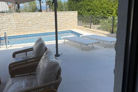 LOVRAN, Luksuzni dvoetažni stan s bazenom, 100m od mora!