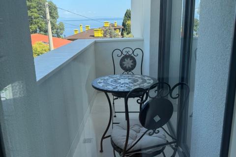 LOVRAN, Luksuzni dvoetažni stan s bazenom, 100m od mora!