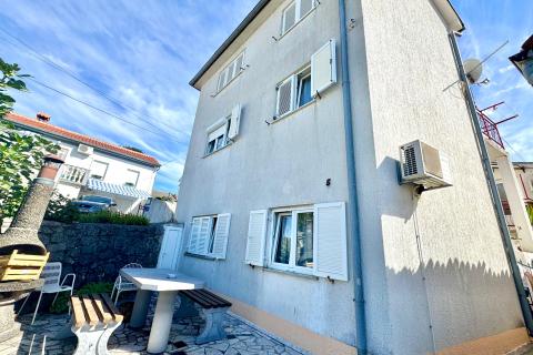  Jadranovo - Kuća s pet apartmana, 550m od mora