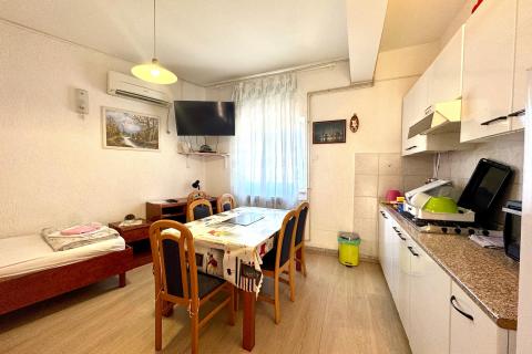  Jadranovo - Kuća s pet apartmana, 550m od mora