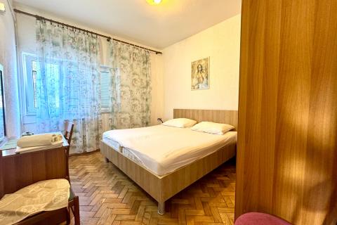  Jadranovo - Kuća s pet apartmana, 550m od mora