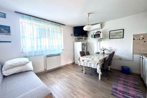  Jadranovo - Kuća s pet apartmana, 550m od mora