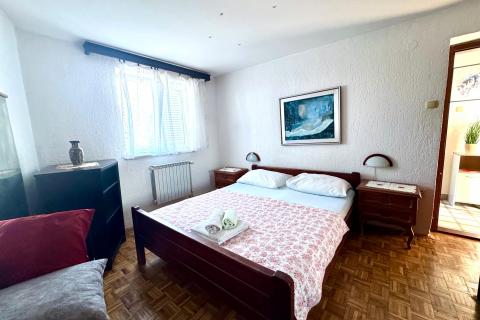  Jadranovo - Kuća s pet apartmana, 550m od mora