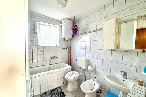  Jadranovo - Kuća s pet apartmana, 550m od mora