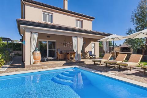 Casa con piscina in zona tranquilla vicino a Rovigno