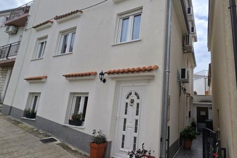 Crikvenica, Selce - kuća s dva stana  350m od mora