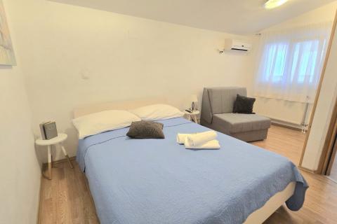 Crikvenica, Selce - kuća s dva stana  350m od mora