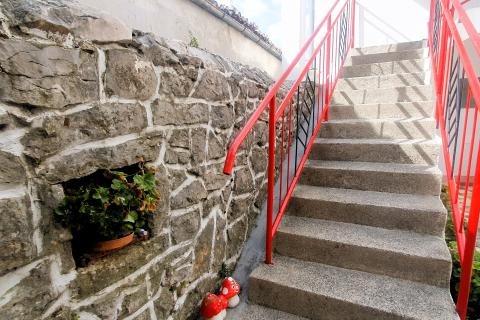  Jadranovo - Kuća s pet apartmana, 550m od mora