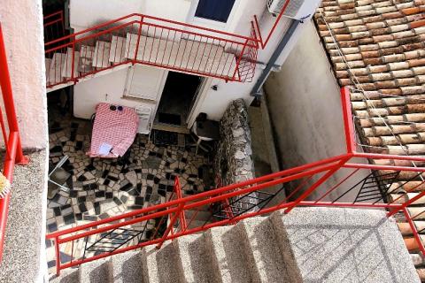  Jadranovo - Kuća s pet apartmana, 550m od mora