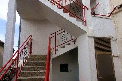  Jadranovo - Kuća s pet apartmana, 550m od mora