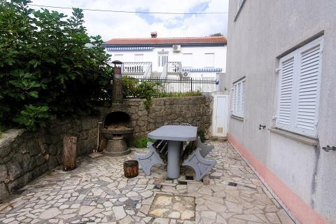  Jadranovo - Kuća s pet apartmana, 550m od mora